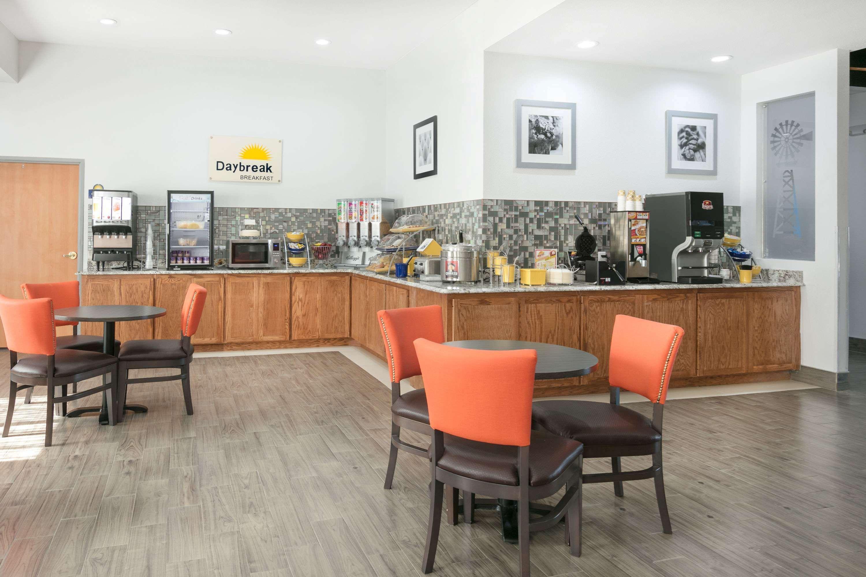 Days Inn & Suites By Wyndham Lubbock Medical Center Экстерьер фото