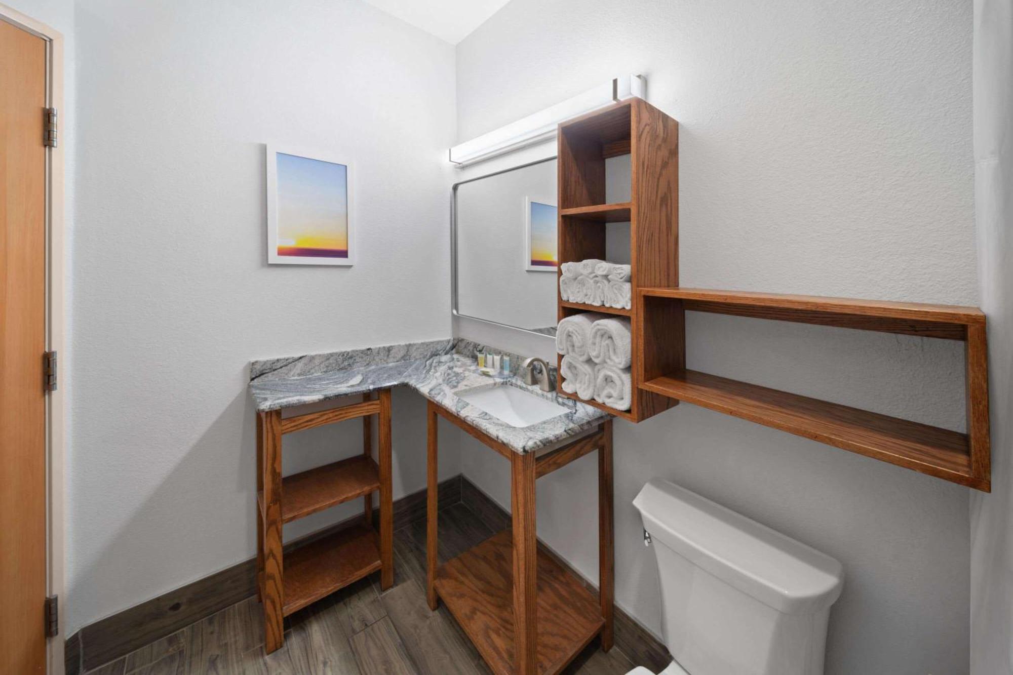 Days Inn & Suites By Wyndham Lubbock Medical Center Экстерьер фото