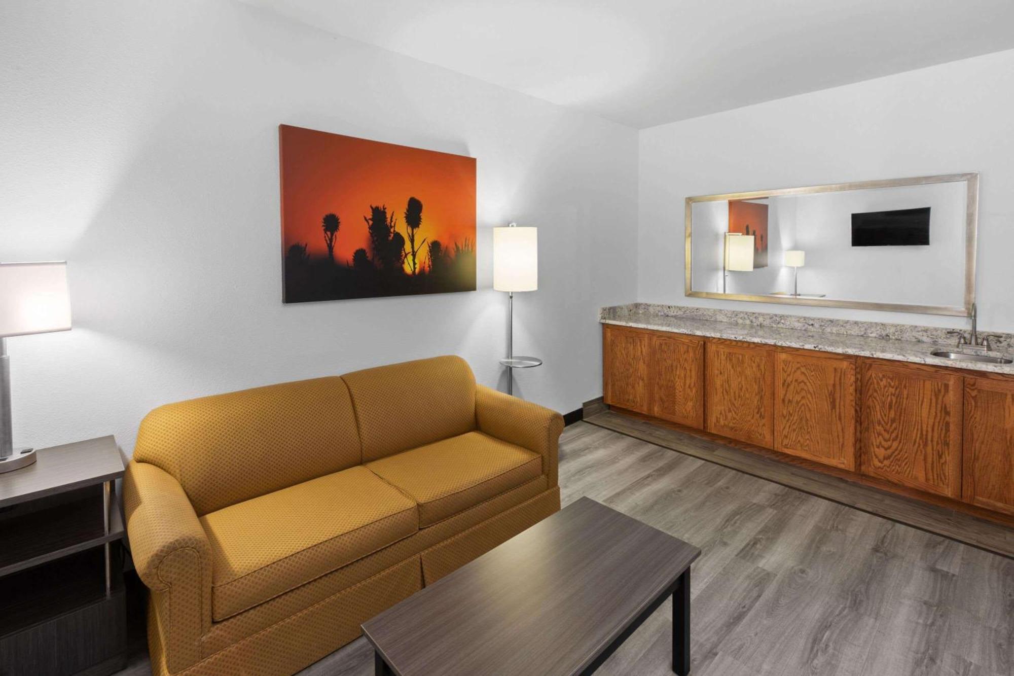 Days Inn & Suites By Wyndham Lubbock Medical Center Экстерьер фото