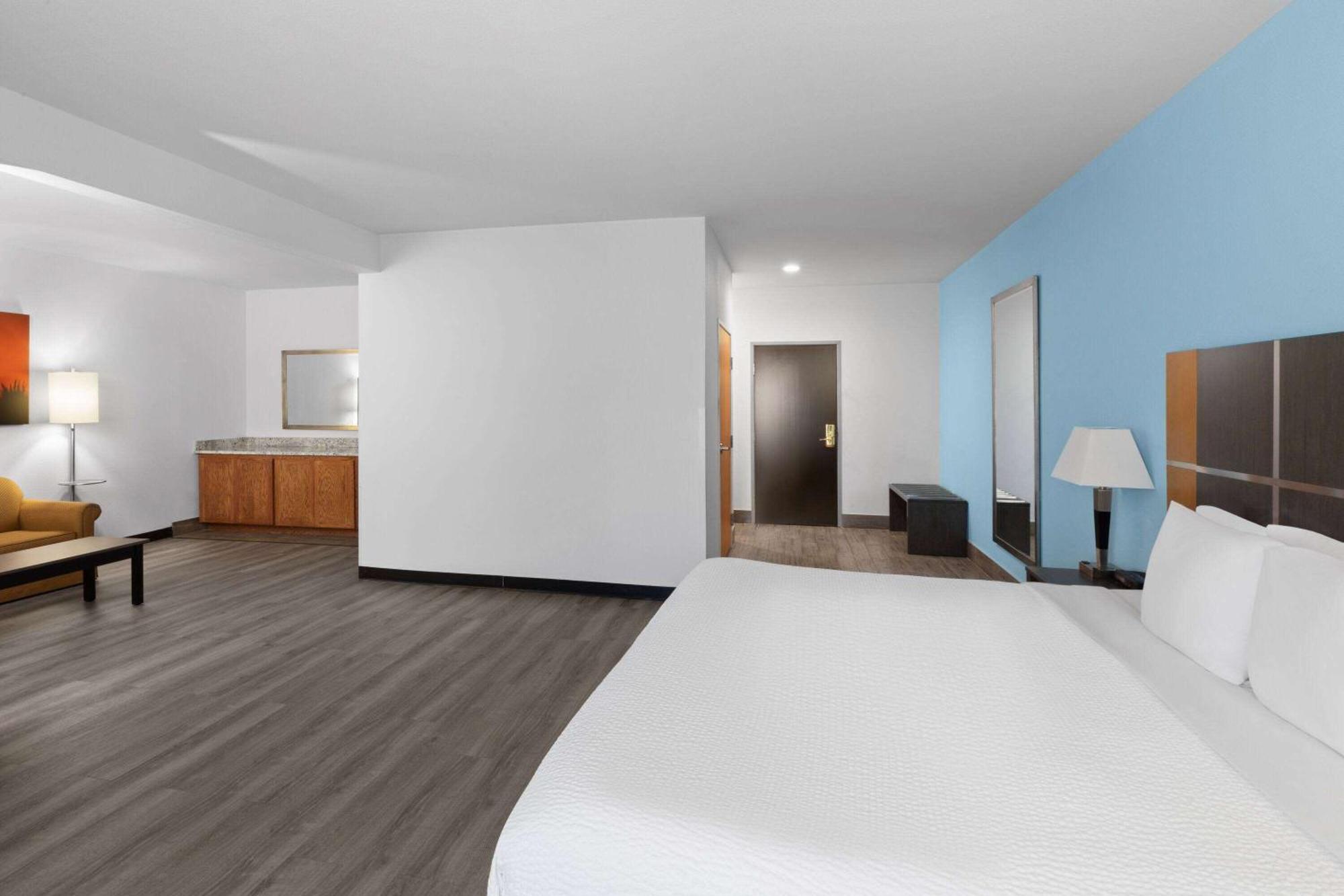 Days Inn & Suites By Wyndham Lubbock Medical Center Экстерьер фото