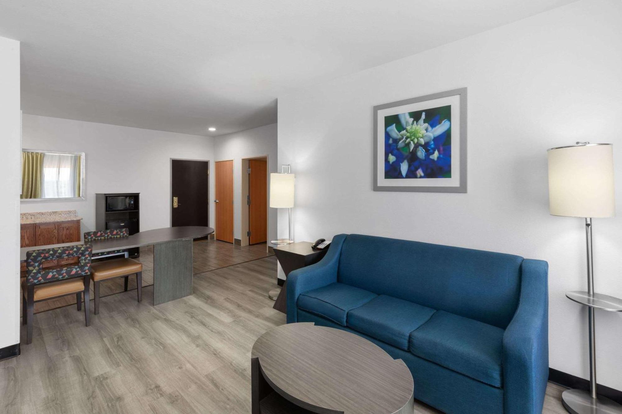 Days Inn & Suites By Wyndham Lubbock Medical Center Экстерьер фото