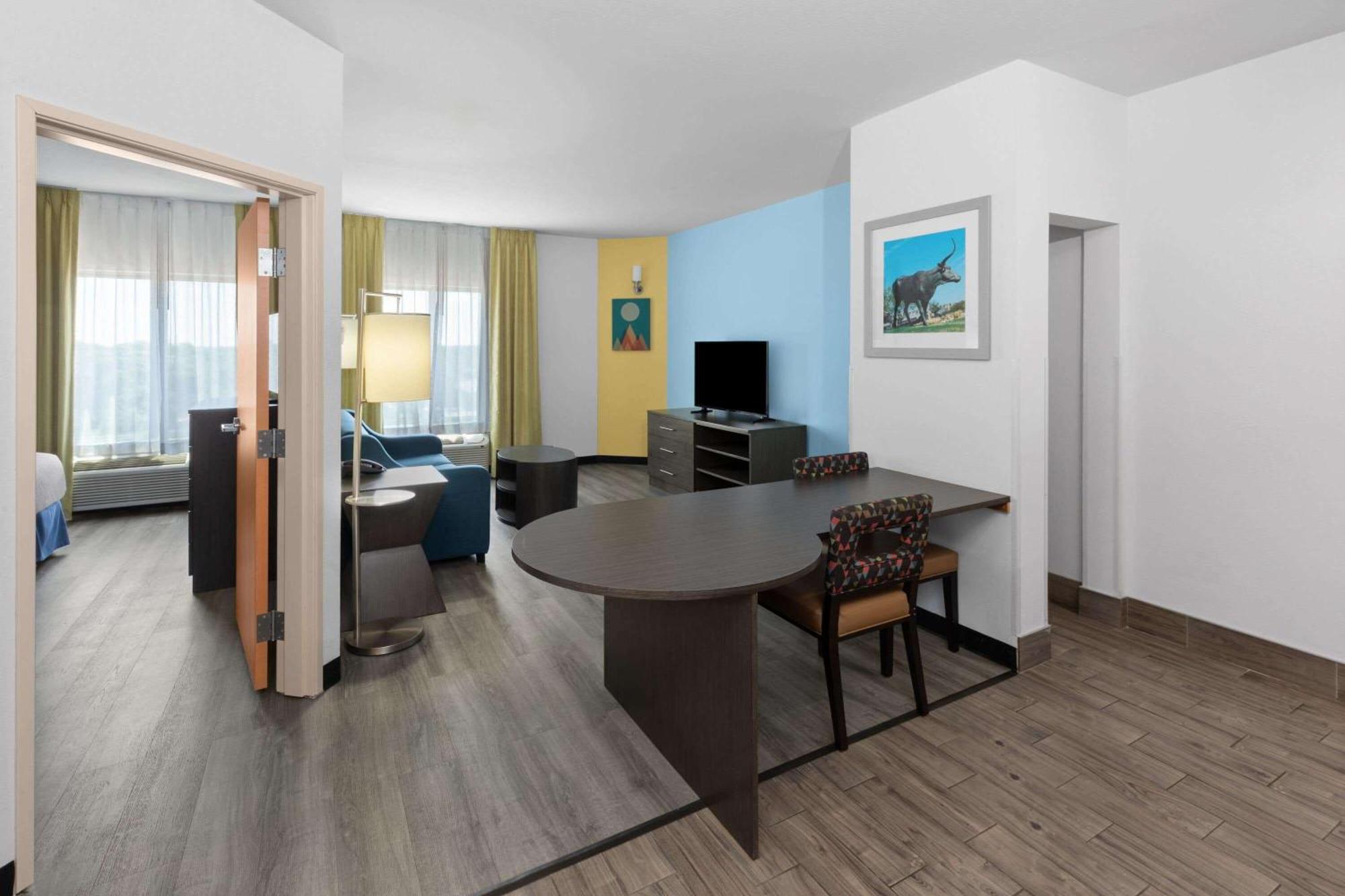 Days Inn & Suites By Wyndham Lubbock Medical Center Экстерьер фото
