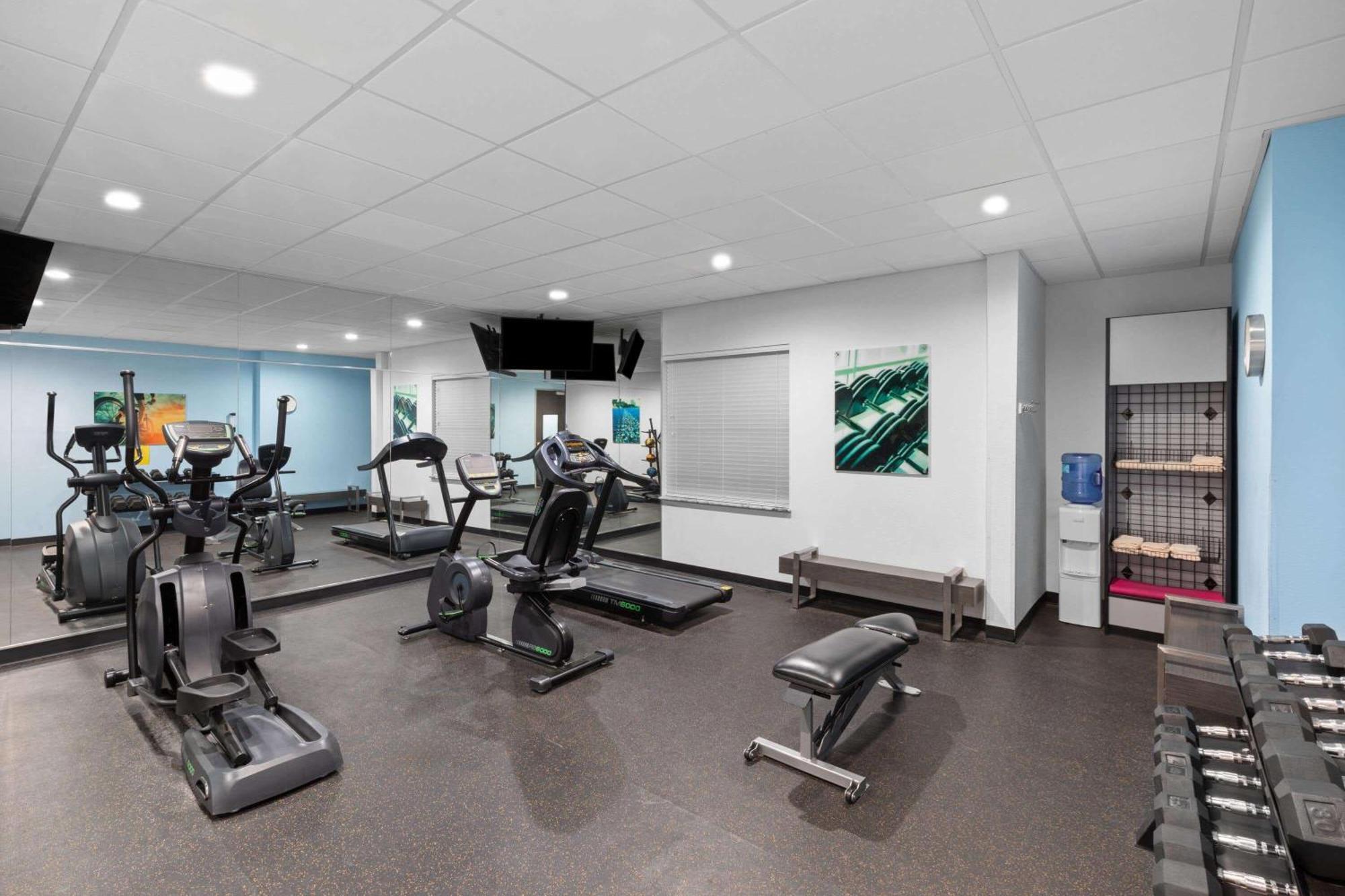 Days Inn & Suites By Wyndham Lubbock Medical Center Экстерьер фото