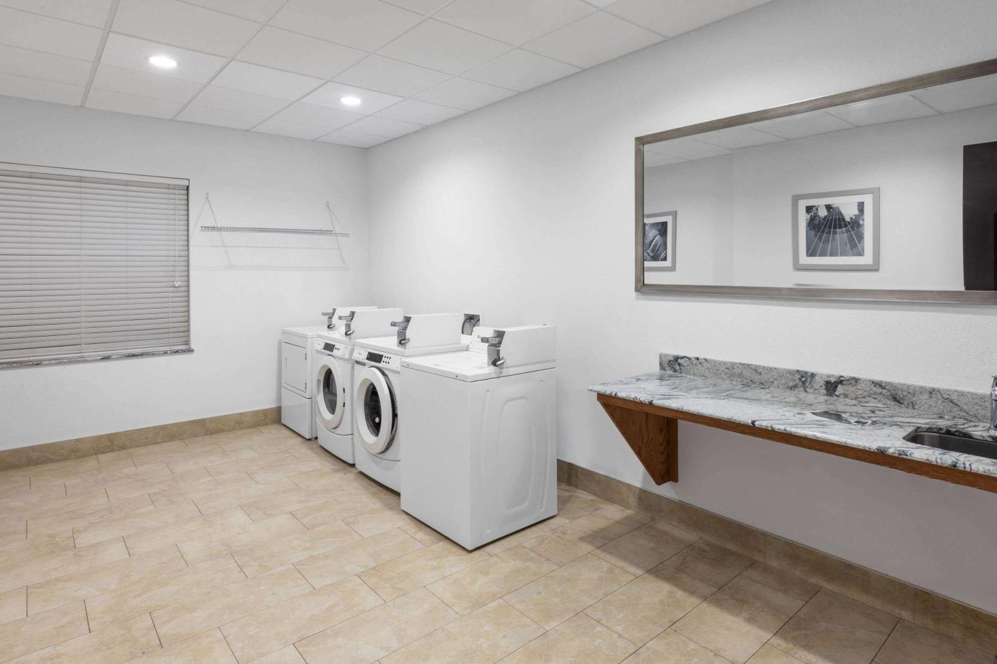 Days Inn & Suites By Wyndham Lubbock Medical Center Экстерьер фото