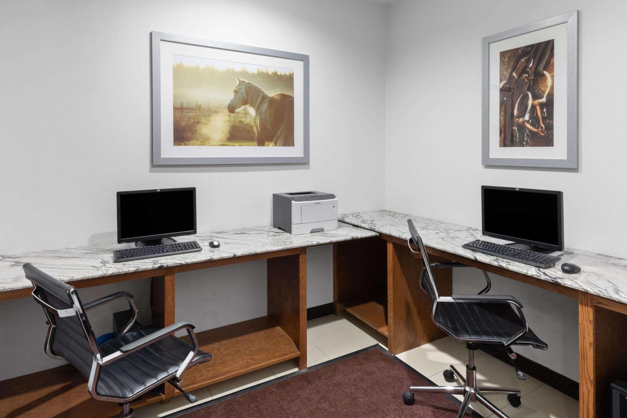 Days Inn & Suites By Wyndham Lubbock Medical Center Экстерьер фото