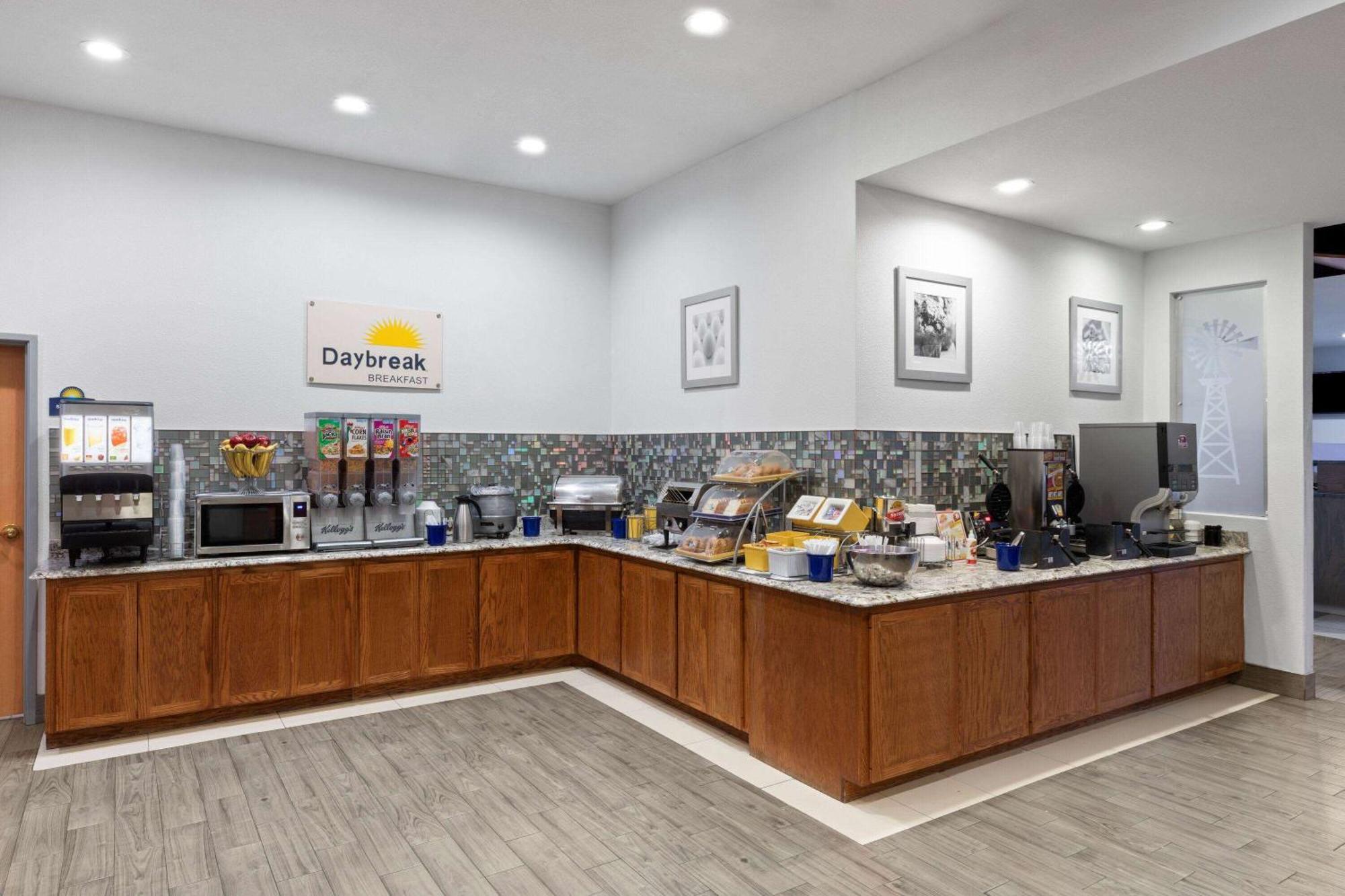 Days Inn & Suites By Wyndham Lubbock Medical Center Экстерьер фото