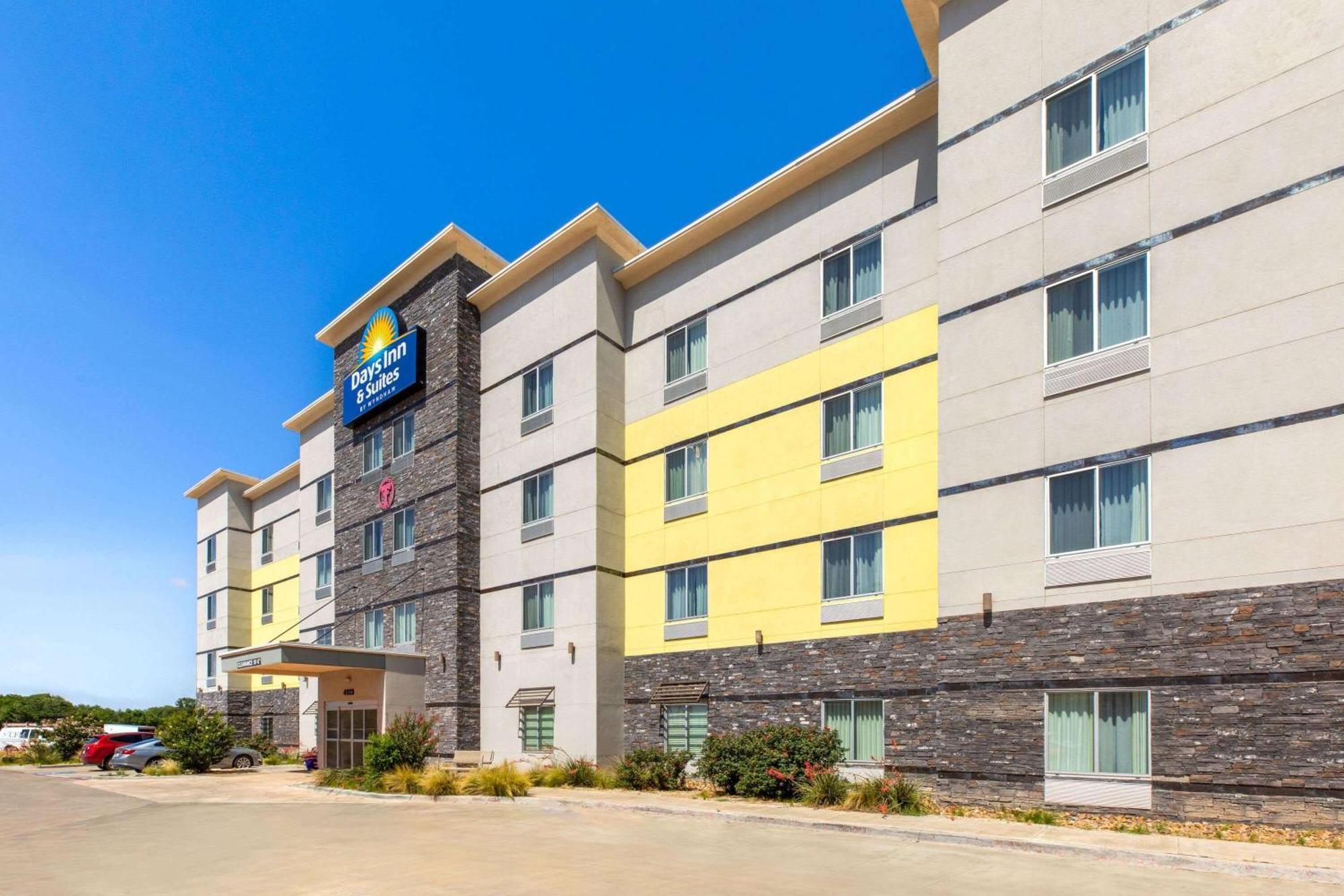 Days Inn & Suites By Wyndham Lubbock Medical Center Экстерьер фото