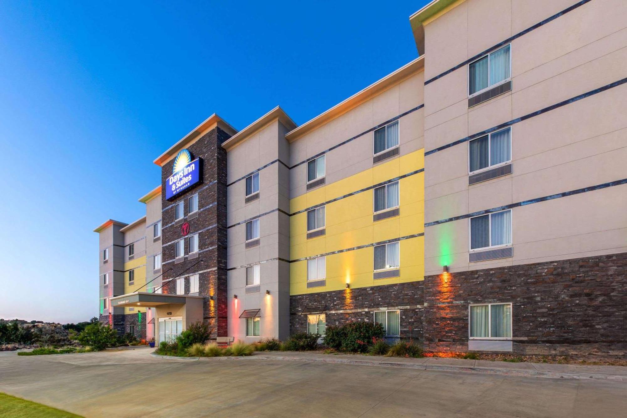 Days Inn & Suites By Wyndham Lubbock Medical Center Экстерьер фото