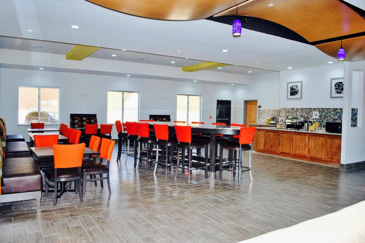 Days Inn & Suites By Wyndham Lubbock Medical Center Экстерьер фото