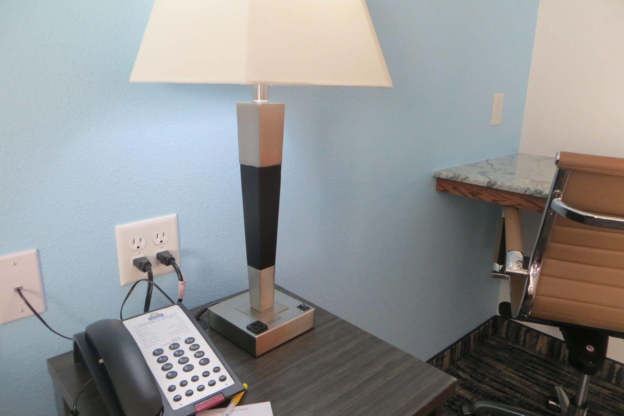 Days Inn & Suites By Wyndham Lubbock Medical Center Экстерьер фото